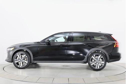 Onyx Black Metallic 2026 Volvo V60 Cross Country Plus, B5 AWD Gas (mild hybrid)