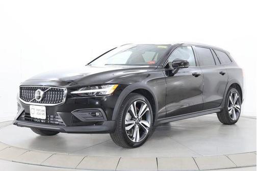 Onyx Black Metallic 2026 Volvo V60 Cross Country Plus, B5 AWD Gas (mild hybrid)