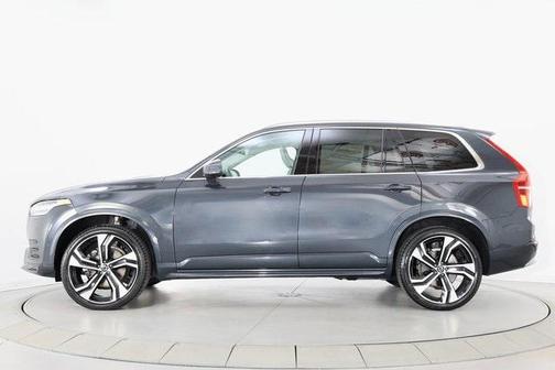 2022 Volvo XC90 T6 Momentum