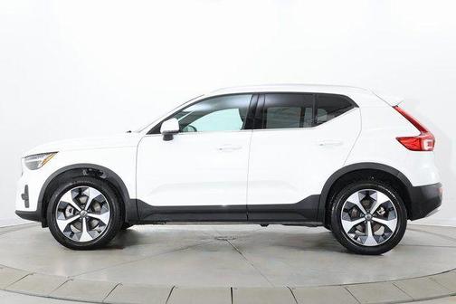 2025 Volvo XC40 B5 Core Bright Theme