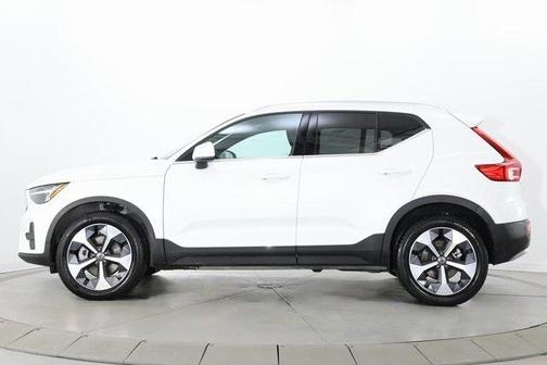 2025 Volvo XC40 B5 Core Bright Theme