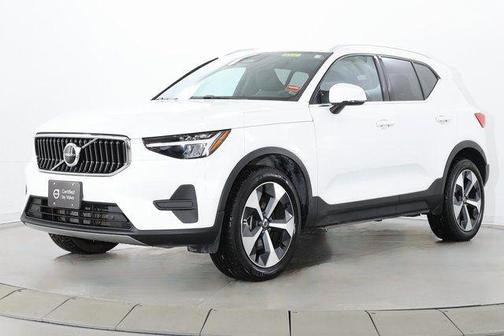 2025 Volvo XC40 B5 Core Bright Theme