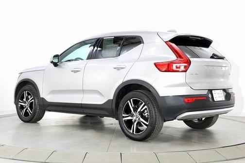 2025 Volvo XC40 B5 Core Bright Theme