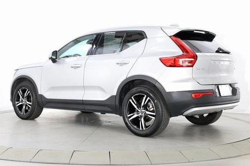 2025 Volvo XC40 B5 Core Bright Theme
