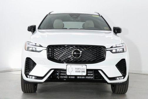 Crystal White Metallic 2026 Volvo XC60 B5 Plus