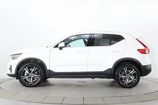 2025 Volvo XC40 B5 Core Bright Theme