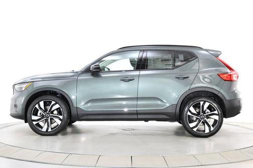 Forest Lake 2026 Volvo XC40 Plus, B5 AWD Gas (mild hybrid), Dark