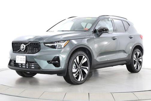 Forest Lake 2026 Volvo XC40 Plus, B5 AWD Gas (mild hybrid), Dark