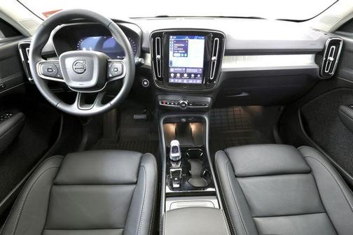 Forest Lake 2026 Volvo XC40 Plus, B5 AWD Gas (mild hybrid), Dark
