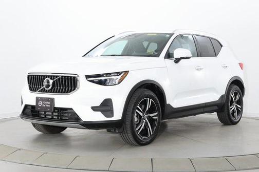 2025 Volvo XC40 B5 Core Bright Theme