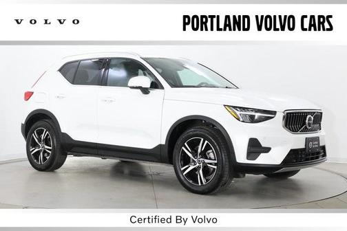 2025 Volvo XC40 B5 Core Bright Theme