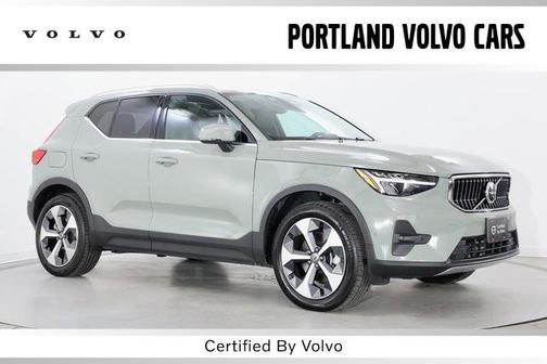 2025 Volvo XC40 B5 Plus Bright Theme