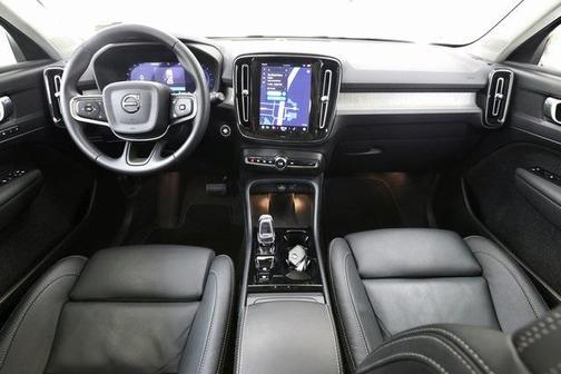 2025 Volvo XC40 B5 Plus Bright Theme