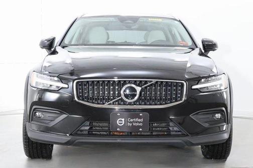 2025 Volvo V60 Cross Country Plus, B5 AWD Gas (mild hybrid)