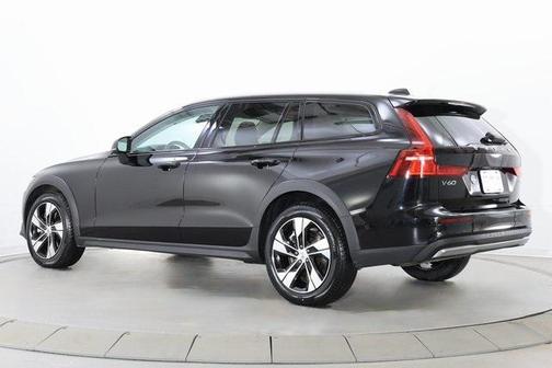 2025 Volvo V60 Cross Country Plus, B5 AWD Gas (mild hybrid)