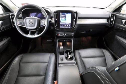 Sage Green Metallic 2024 Volvo XC40 B5 Core Bright Theme