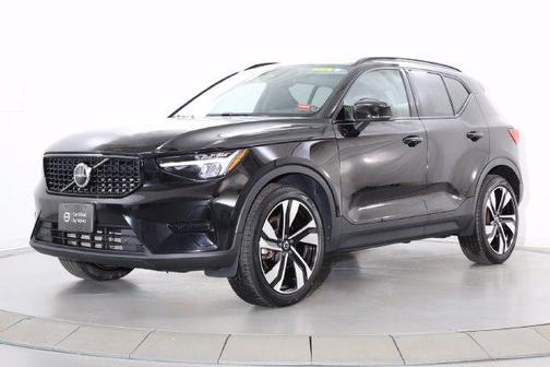 Onyx Black Metallic 2024 Volvo XC40 B5 Core Dark Theme