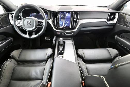 2022 Volvo XC60 B6 R-Design