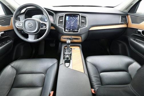 2022 Volvo XC90 T5 Momentum