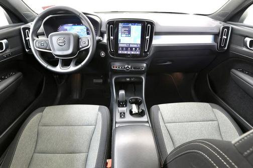 Silver Dawn Metallic 2025 Volvo XC40 B5 Core Bright Theme