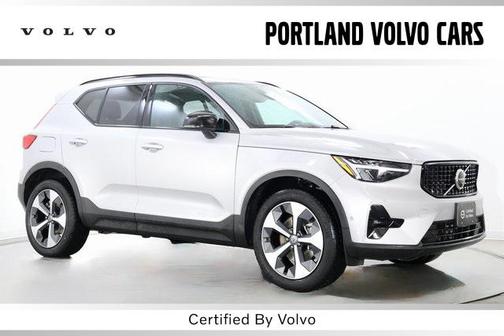 2025 Volvo XC40 B5 Plus Dark Theme