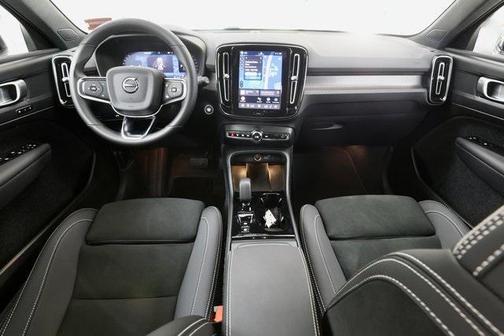 2025 Volvo XC40 B5 Plus Dark Theme