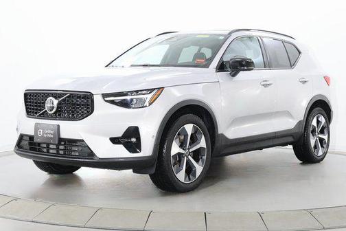 Silver Dawn Metallic 2025 Volvo XC40 B5 Plus Dark Theme