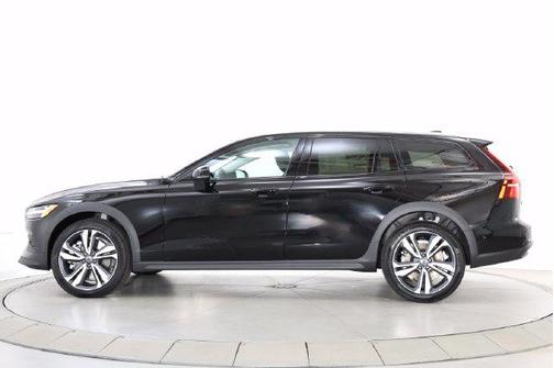 Onyx Black Metallic 2026 Volvo V60 Cross Country Plus, B5 AWD Gas (mild hybrid)
