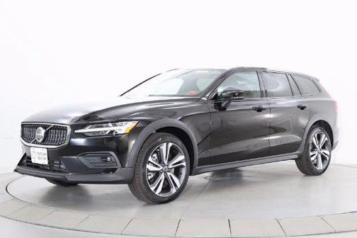 Onyx Black Metallic 2026 Volvo V60 Cross Country Plus, B5 AWD Gas (mild hybrid)