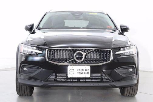 Onyx Black Metallic 2026 Volvo V60 Cross Country Plus, B5 AWD Gas (mild hybrid)