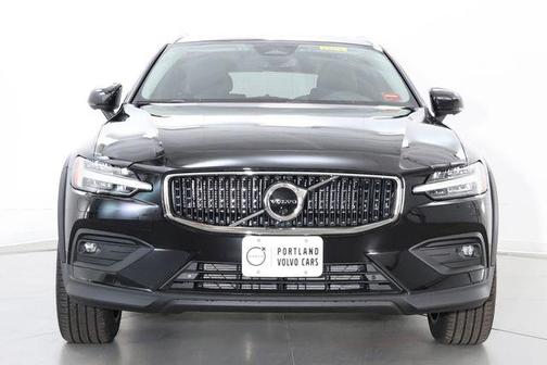 Onyx Black Metallic 2026 Volvo V60 Cross Country Plus, B5 AWD Gas (mild hybrid)