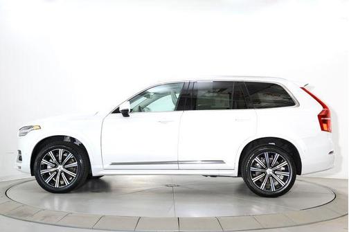 Crystal White Metallic 2023 Volvo XC90 B6 Plus 7-Seater