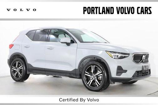 2025 Volvo XC40 B5 Core Bright Theme