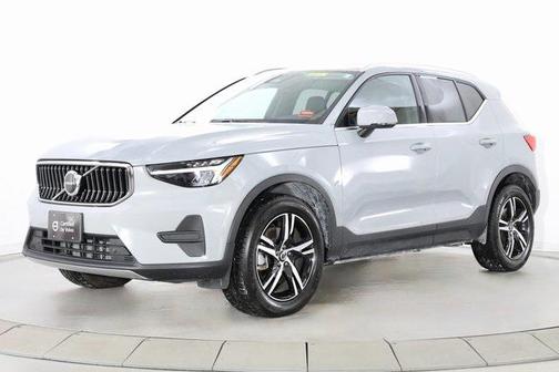 2025 Volvo XC40 B5 Core Bright Theme