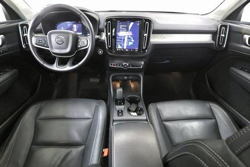 2025 Volvo XC40 B5 Core Bright Theme
