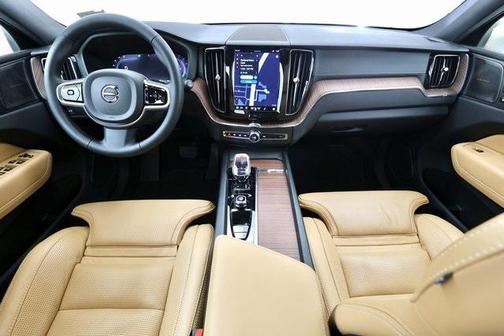 2023 Volvo XC60 B5 Ultimate Bright Theme
