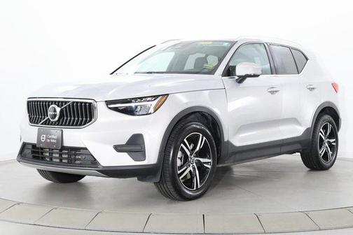 2025 Volvo XC40 B5 Core Bright Theme