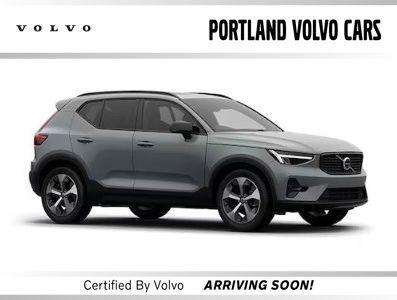 Vapor Grey Metallic 2024 Volvo XC40 B5 Core Dark Theme