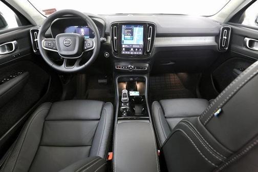 2026 Volvo XC40 Plus, B5 AWD Gas (mild hybrid), Dark