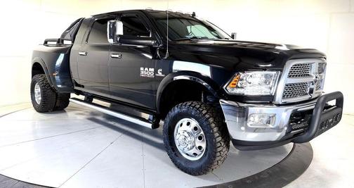 Brilliant Black Crystal Pearlcoat 2018 RAM 3500 Laramie