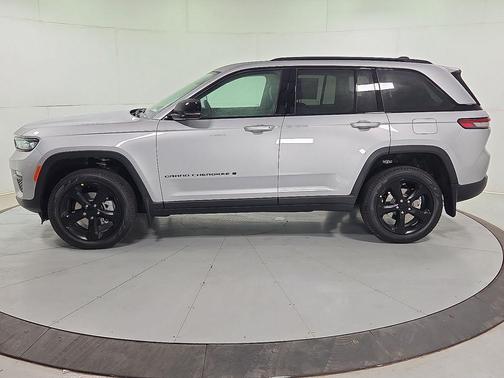 Silver Zynith 2025 Jeep Grand Cherokee Limited