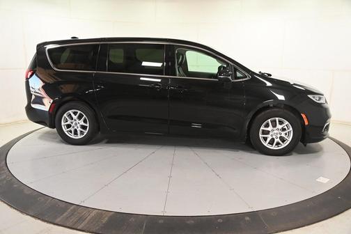 2023 Chrysler Pacifica Touring-L