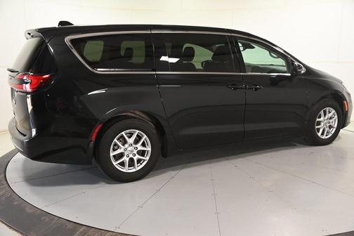 2023 Chrysler Pacifica Touring-L