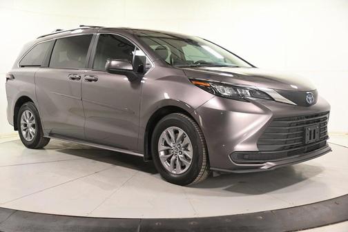 2024 Toyota Sienna LE