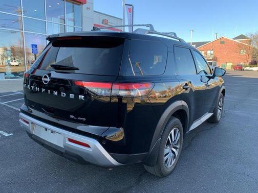 2023 Nissan Pathfinder SL 4WD
