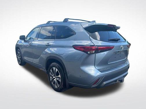 Moon Dust 2022 Toyota Highlander XLE
