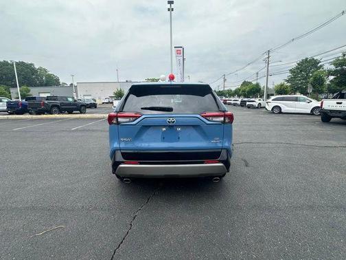 2022 Toyota RAV4 Hybrid SE