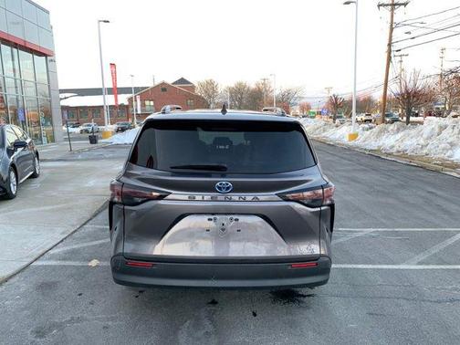 2023 Toyota Sienna LE
