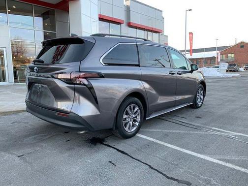 2023 Toyota Sienna LE