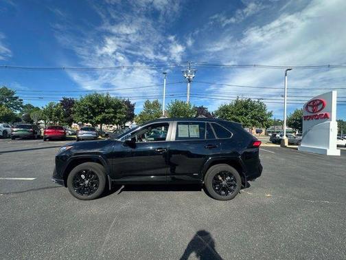 2022 Toyota RAV4 Hybrid SE